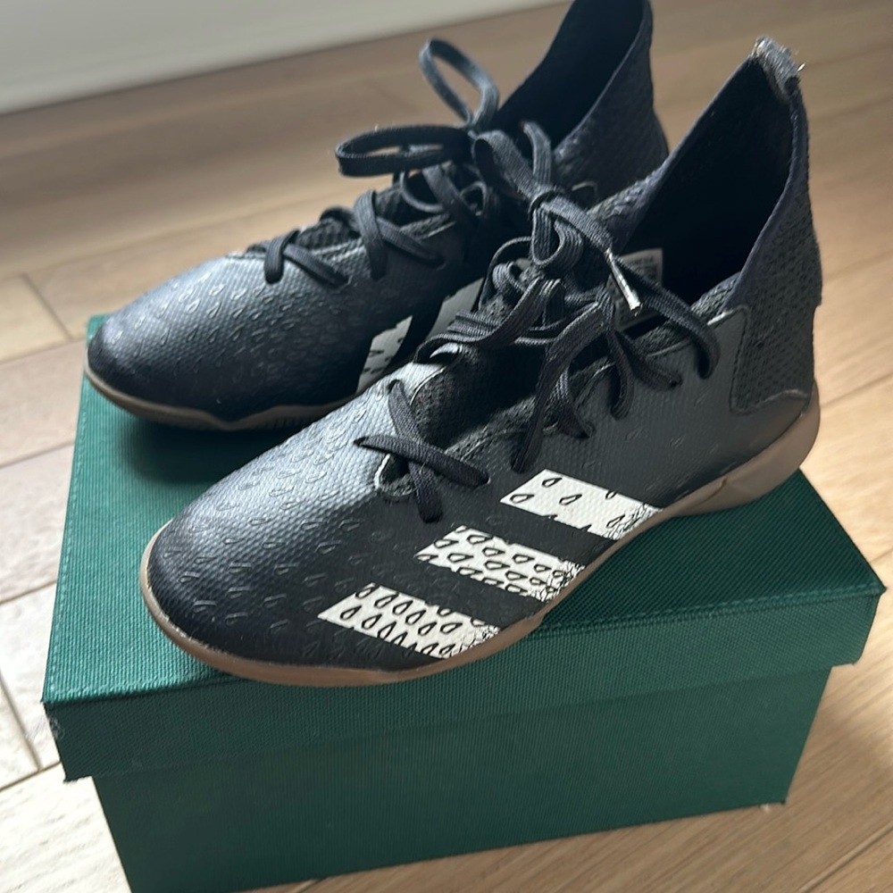 Demonscale kids soccer shoes size 12.5